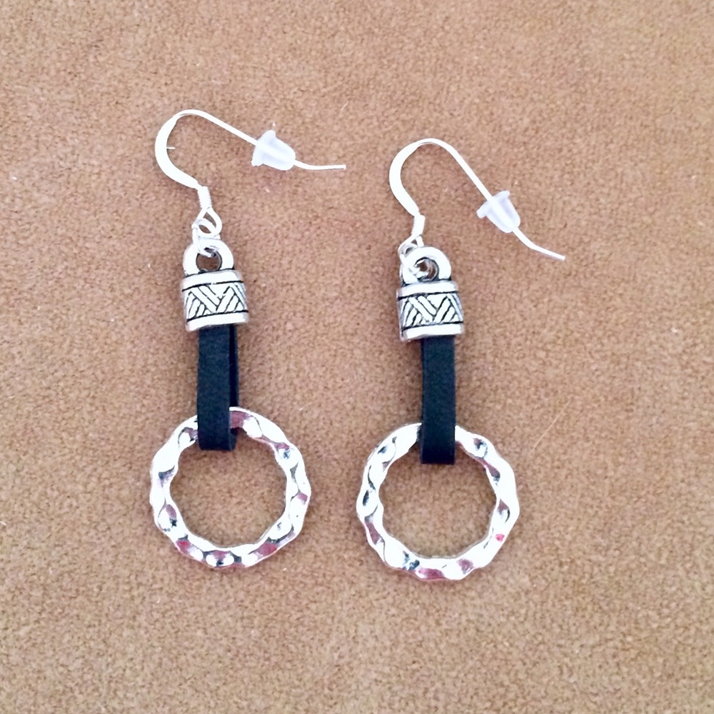Hammered silver leather earrings - Picture 4 of 4